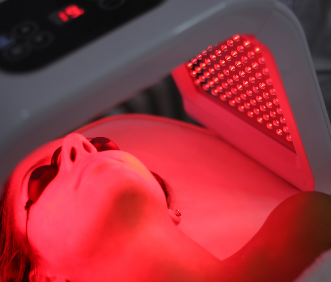 La luminothérapie technique qui améliore le bien être et la beauté de la peau du visage